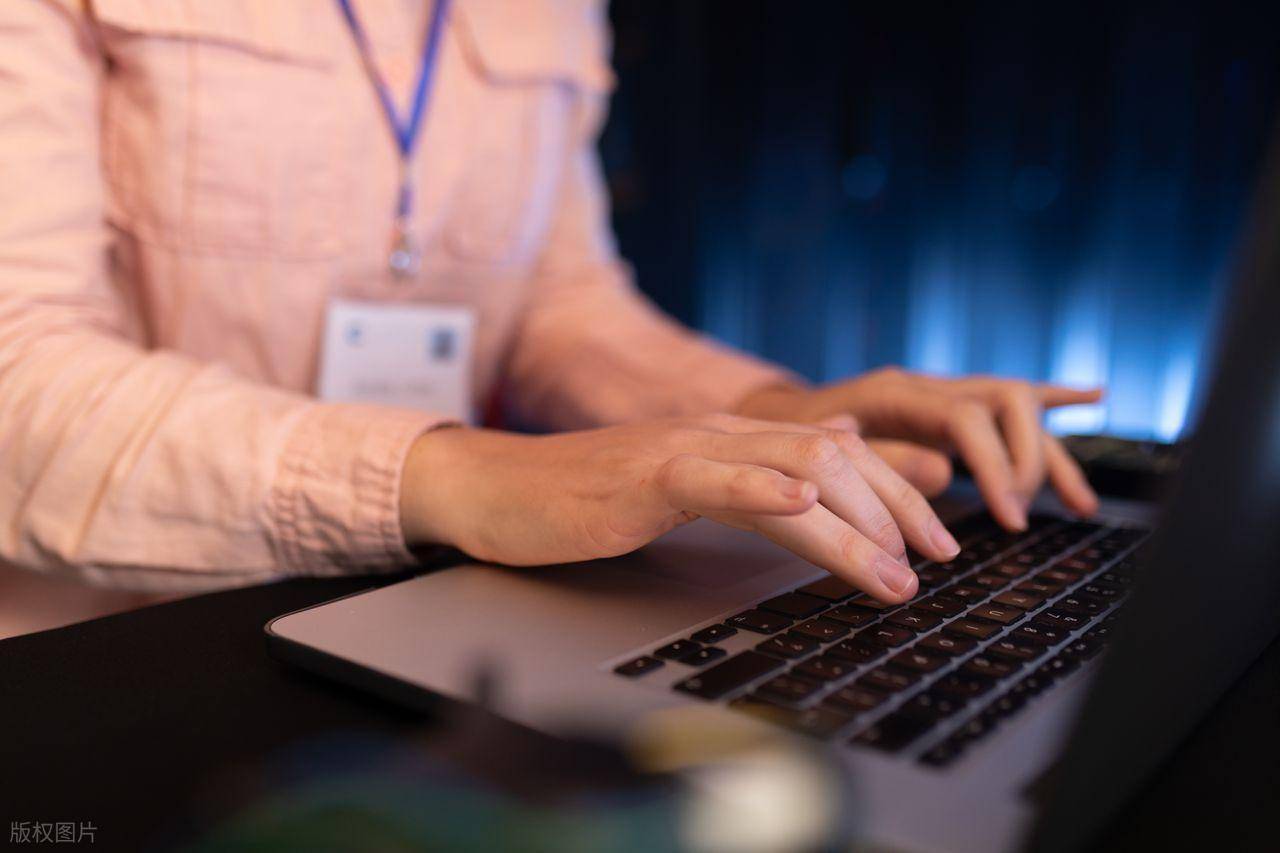 WordPress 插件 PHPUnit 测试：自定义数据库表与常量配置实践